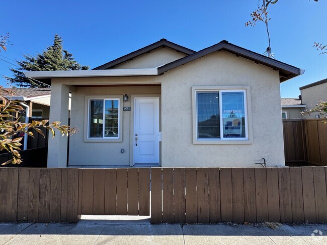 Building Photo - Newly Remodeled 2 Bedroom House in Hayward! Unit 22848