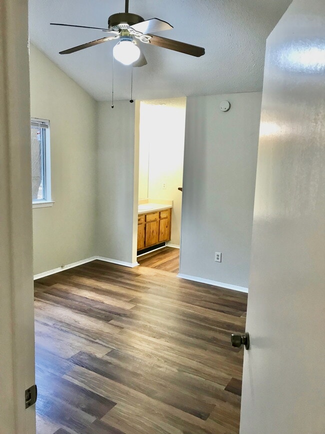 Dormitorio principal y baño - 4504 Dorsett Oaks Cir Unidad A