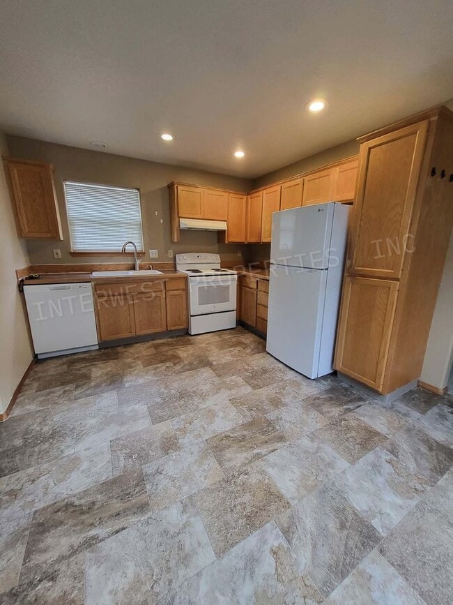 Photo - 3bd 2 ba Townhouse w/Washer/Dryer in Unit, Yard and Garage!