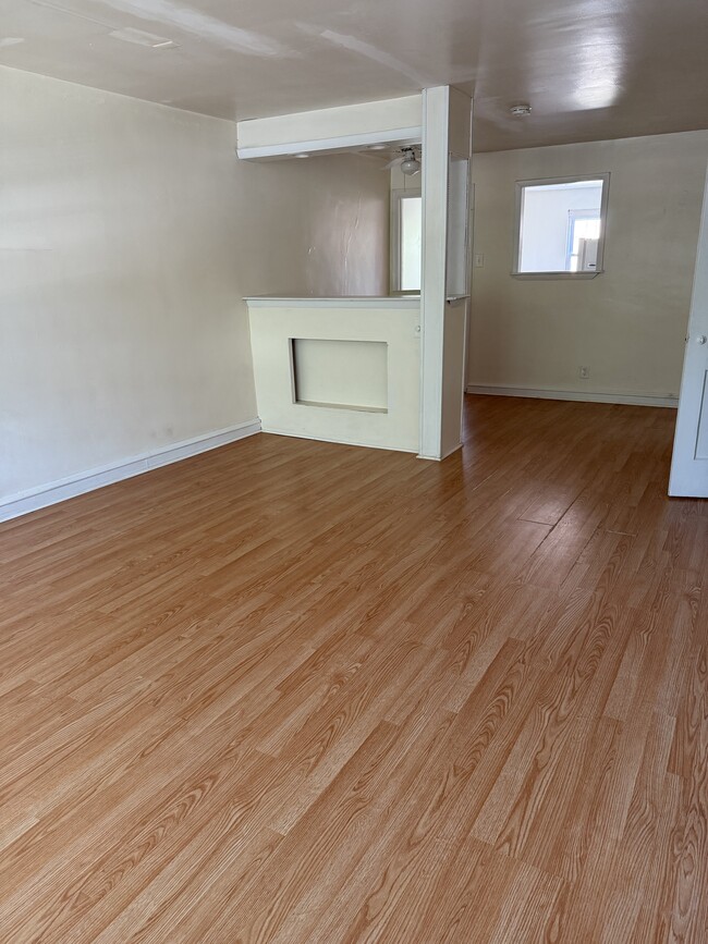 Building Photo - 1338 E Mount Pleasant Ave Unit 1 Rental