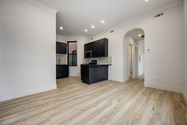 Building Photo - 1710 W Belmont Ave Unit 302