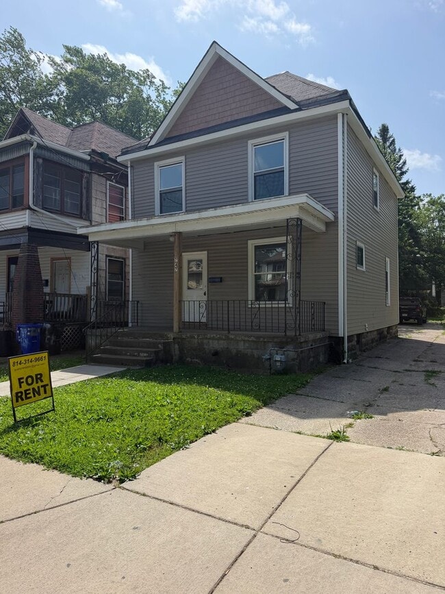 Building Photo - Large Downtown 4 Bedroom House