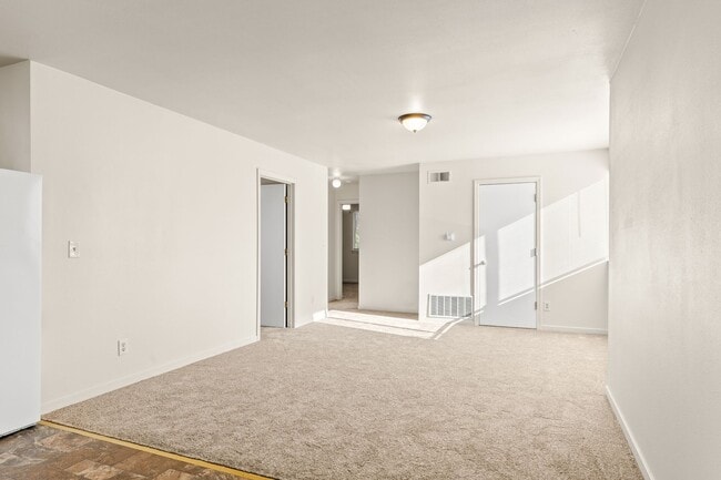 Building Photo - Utilities Paid! Freshly Updated 3 Bedroom ... Unit 4