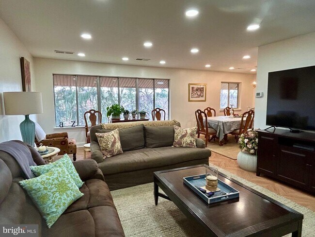 Building Photo - 18624 Walkers Choice Rd Unit 6