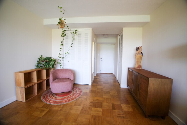 Entrada del apartamento y rincón de estar (lo suficientemente grande como para servir también de comedor). - 1301 Delaware Ave SW Unidad N812