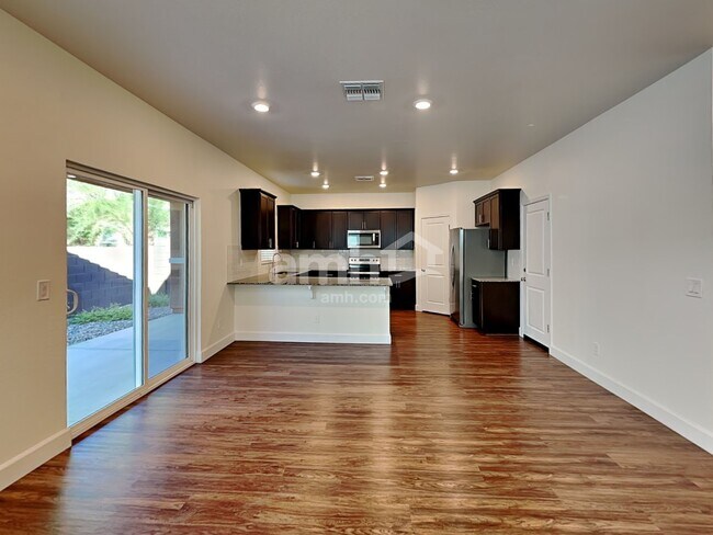 Photo - 670 W Laredo Ave