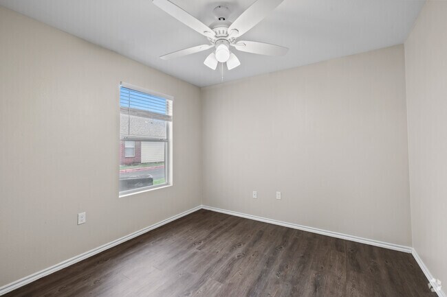 2BR, 1BA - 861SF - 2nd Bedroom