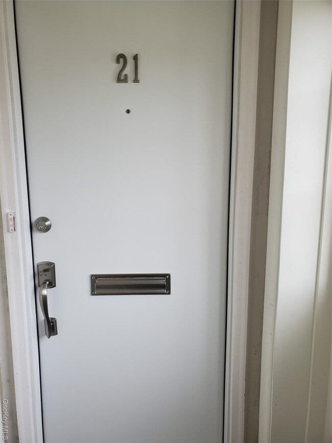 Building Photo - 1879 Crompond Rd Unit A-21