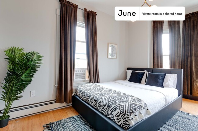 Building Photo - Private bedroom in 4 bed/1.5 bath Home