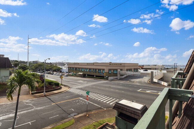 Photo - Spacious 3-Bedroom Townhome Across from Pearlridge – Available April 5