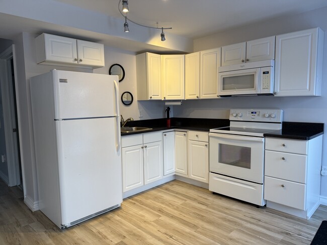 Building Photo - 188 Elgin St Unit B