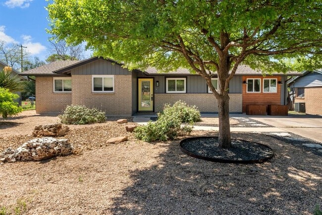 Building Photo - 1113 S Meadows Dr