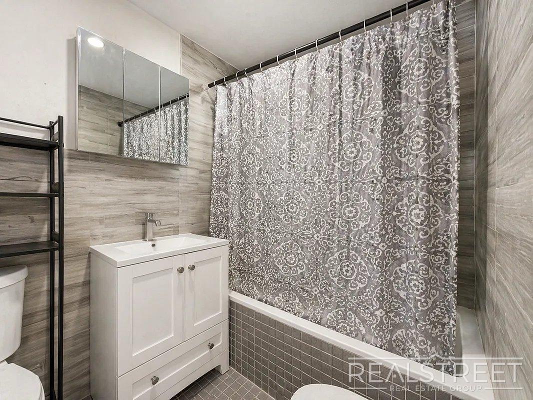Photo - Spacious 2-Bedroom Apartment in Prime Bushwick Unidad 1A