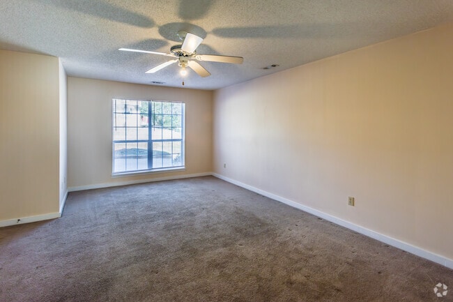 2BR, 2BA - 937SF - Living Room