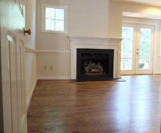 Photo - 956 Huntwood Ln