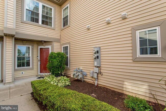 Photo - 605 Julian Dr W Unit W