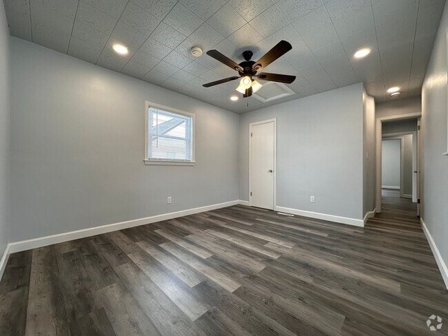 Building Photo - Beautiful Modern 3 Bedroom 1 Bath Single F... Rental