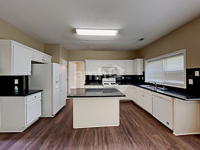 Photo - 150 Sessingham Ln