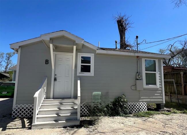 Building Photo - 3402 Chickering St Rental