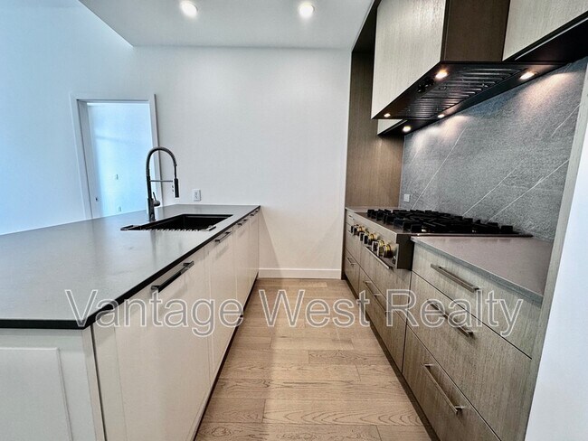 3389 Lakeshore Rd