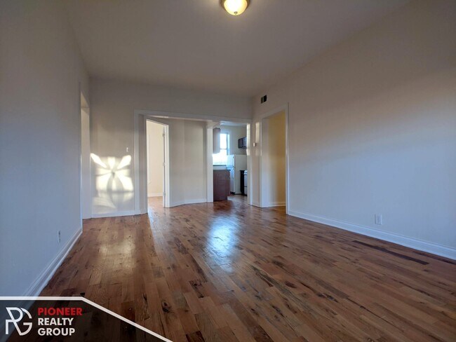 Photo - 822 W Waveland Ave Unit 1