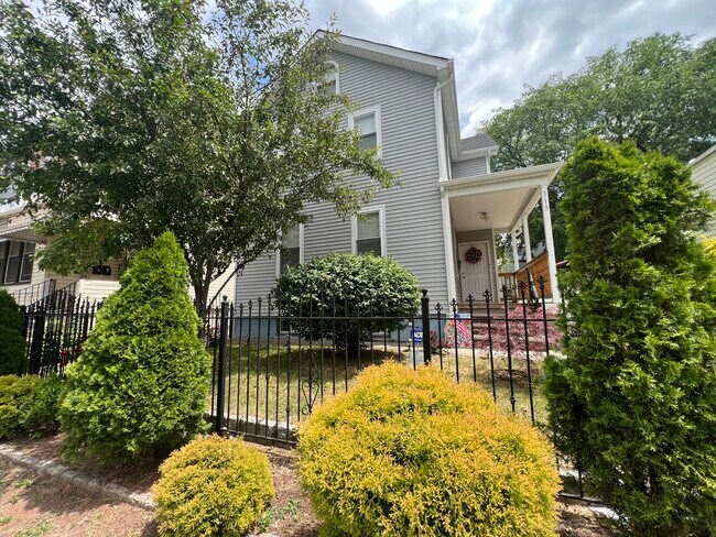 Front - 313 Jefferson Ave Apartments Unit 2