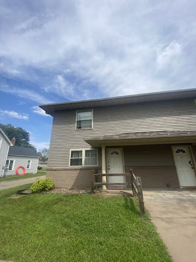 Huge 2 bed 1 bath just off Water St availa... Apartment Unit 1 Eau