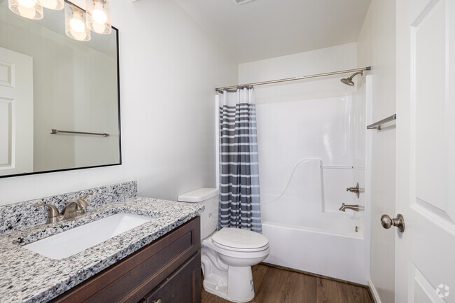 2BR 2BA, 1040SF, Furnished - Bathroom