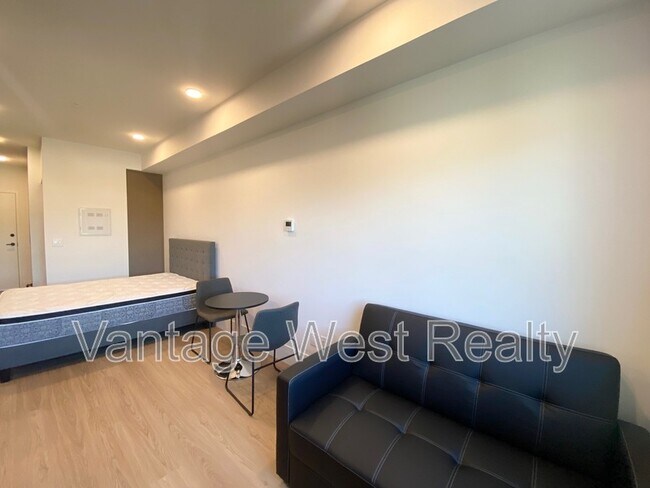 Photo - 720-720 K. L. O. Rd