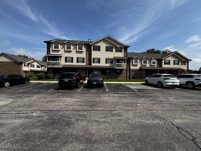 Building Photo - 353 S Whispering Hills Dr Unit B