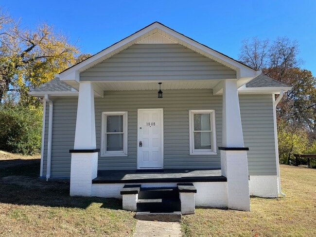 Building Photo - NEWLY RENOVATED 3 BED, 1.5 BATH WITH BONUS...
