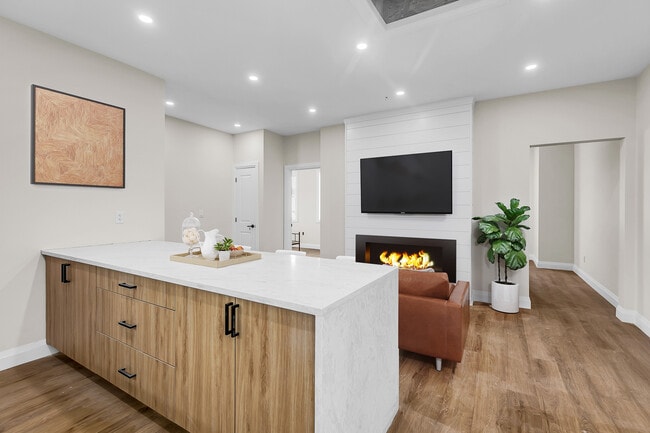 Building Photo - 487 Campbell Av Unit Male-Only