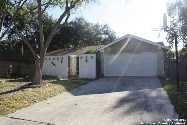 Building Photo - Charming Ranch-Style Home with Soaring Cei...