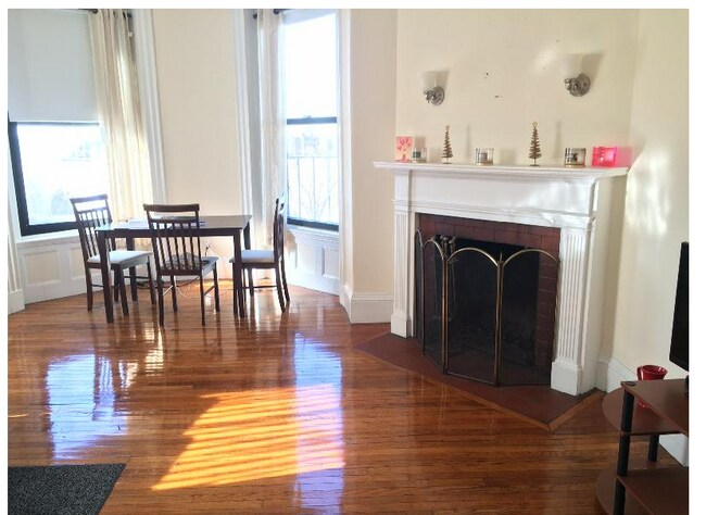 Building Photo - 504 Beacon St