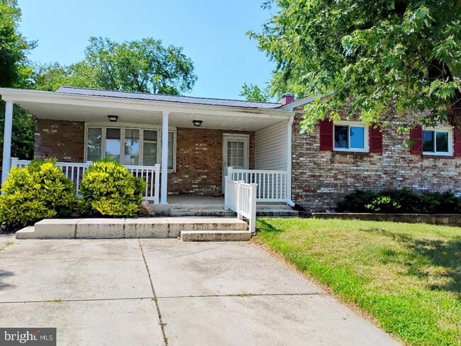 Photo - 252 MacKintosh Dr House
