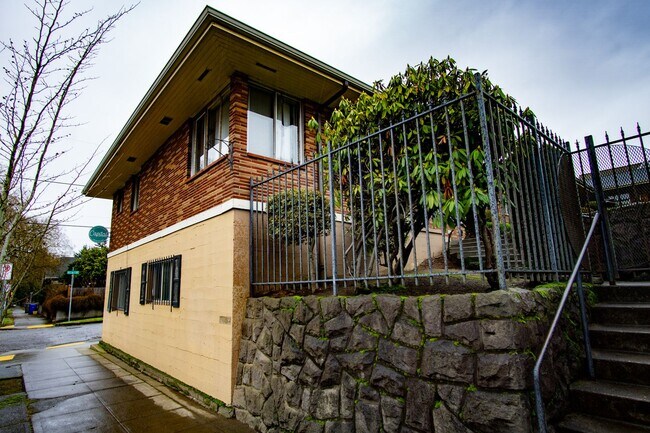 Building Photo - Courtyard One-Bedroom Available...A Great ... Unit H Rental