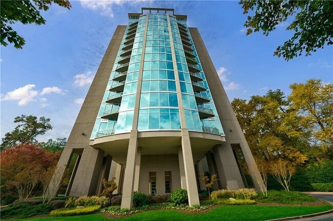 Building Photo - 1 bdrm, 1 bath condo with large private patio. Pool and gym on site!