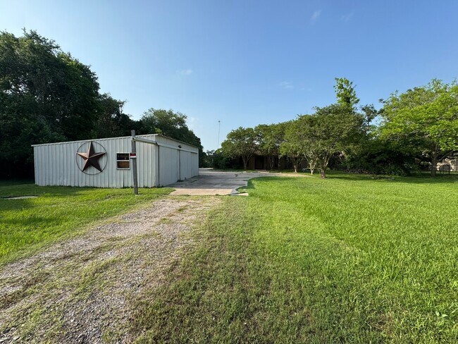 Photo - 772 Riverside Dr