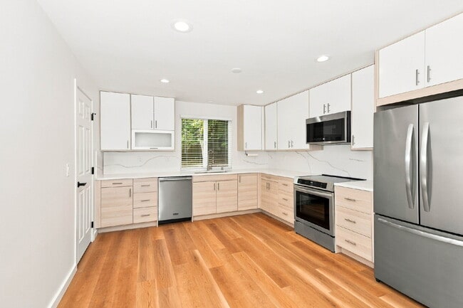 **FULLY REMODELED SAMMAMISH HOME WITH HUGE FENCED YARD!** AVAILABLE NOW FOR RENT!!!