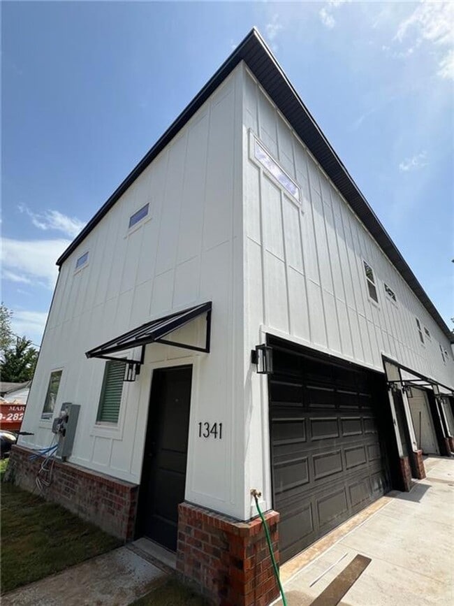 Building Photo - Nice modern 1 bed 1 bath apartment near Campus Unit 1347 Hendrix #2