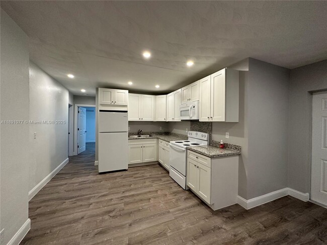 Photo - 840 NE 17th Terrace Unidad 10