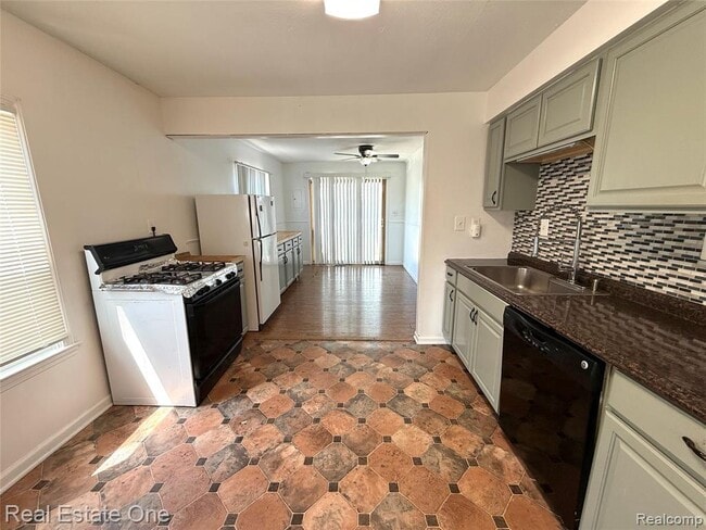 Photo - 5645 Fenton St