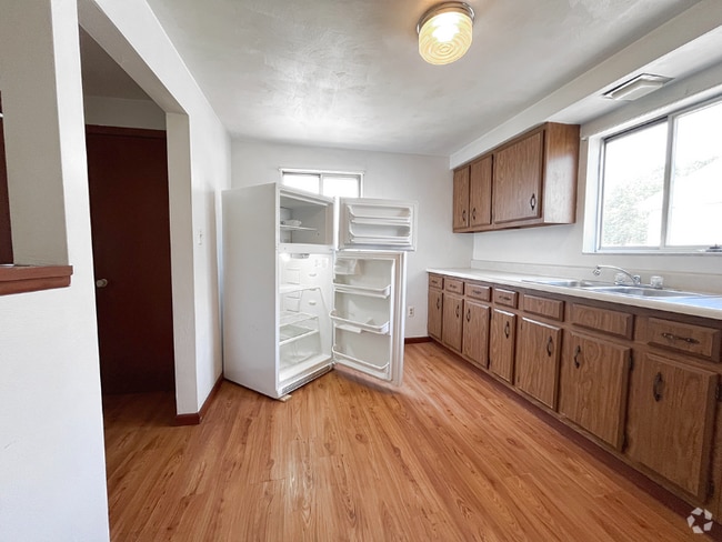 Building Photo - 569 Pike St Rental
