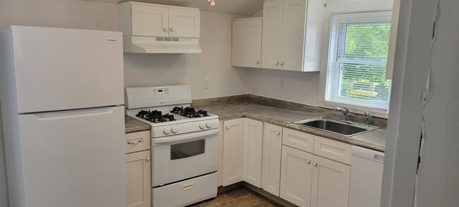 Photo - 1658 Commercial St Unit Two Bedroom in Duplex