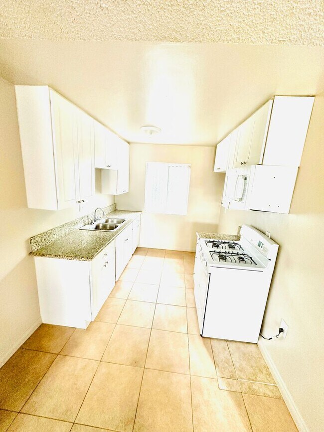 Cerritos Avenue Apartments