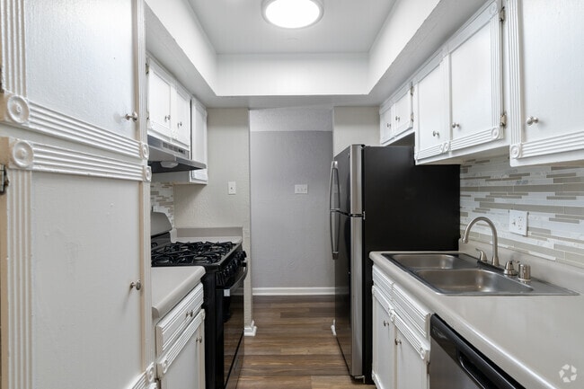 2BR,1BA - 751SF - Kitchen