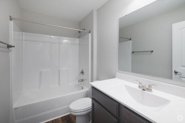2BR, 2BA - 1,098SF - Secondary Bathroom
