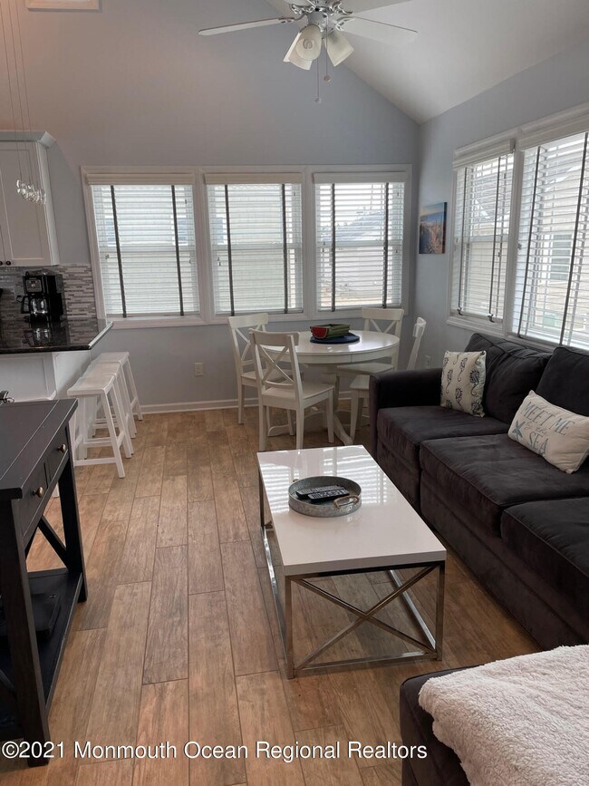 Photo - 106 W Pompano Way