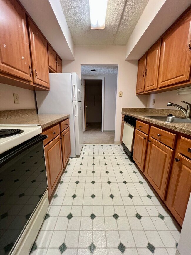Building Photo - Gorgeous 2-Bedroom Condo at Crum Creek Val... Unit #I20