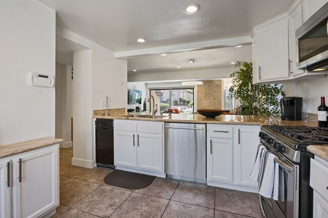 Photo - 5720 Owensmouth Ave Unit 142